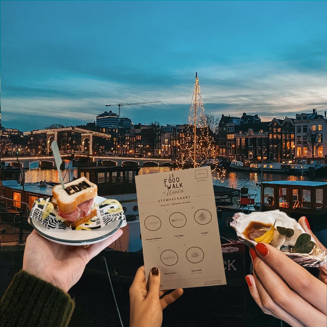 Een stempelkaart, een broodje pastrami en een oester voor een verlichte brug in de schemering